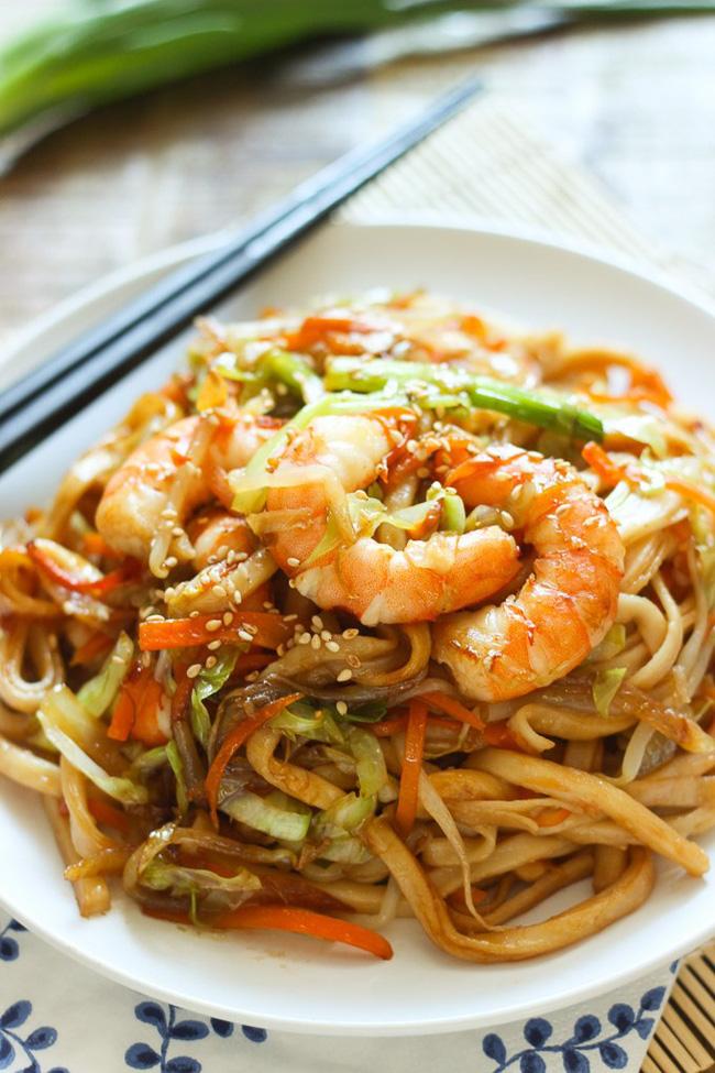Ngày bận rộn chẳng kịp nấu thì bữa tối chỉ cần món mì xào thôi cũng quá ngon rồi! - Ảnh 4 Ngày bận rộn chẳng kịp nấu thì bữa tối chỉ cần món mì xào thôi cũng quá ngon rồi! - Ảnh 4